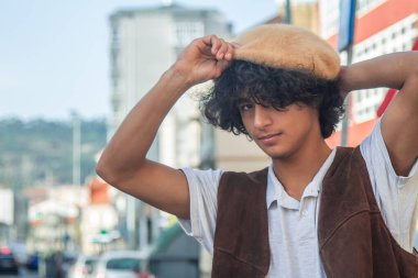 Sokaklara kep takan genç adamın portresi