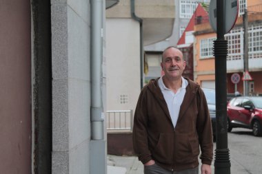 Olgun bir adam şehrin sokaklarında yürüyor