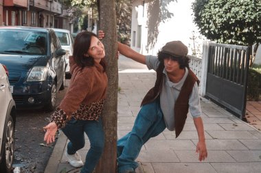 Mutlu melez genç çift sonbahar günü eğleniyor.