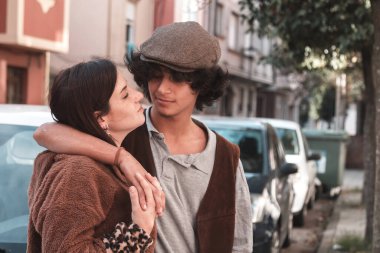 Birbirine aşık genç çift birlikte eğleniyor.