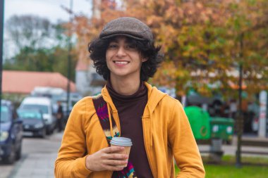 Sokaklarda gezen sıradan bir genç adam yemek ısmarlıyor.