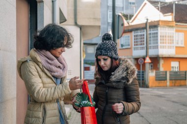 Erkek arkadaşı için bir hediye vermek