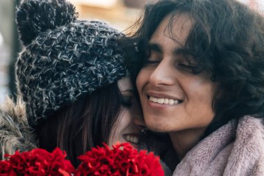 Sevgililer Günü 'nü kutlayan mutlu genç çift