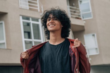 Sokakta deri ceketli genç bir adamın portresi.