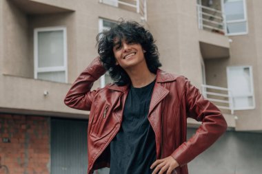 Sokakta deri ceketli genç bir adamın portresi.