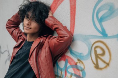 Sokakta deri ceketli genç bir adamın portresi.