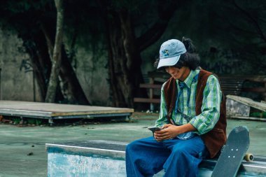 Genç adam cep telefonu kullanıyor.