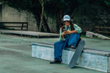 Genç adam cep telefonu kullanıyor.