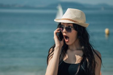 Cep telefonu kullanan turist kadın.