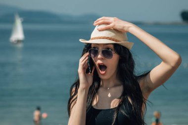 Cep telefonu kullanan turist kadın.