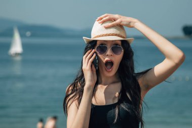 Cep telefonu kullanan turist kadın.