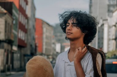 Sokakta yürüyen genç Latin bir adam.