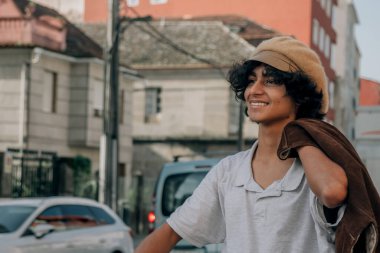 Sokakta yürüyen genç Latin bir adam.