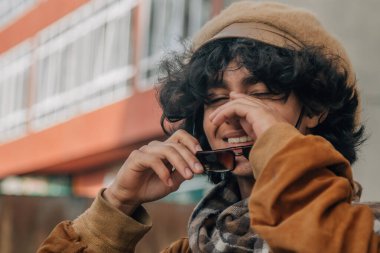 Geçmişten kalma güneş gözlüğü takan sıradan bir genç.