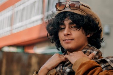 Sonbaharda sokaklarda dolaşan Latin bir gencin portresi.