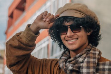 Sonbaharda kalın giysiler içinde genç bir adamın portresi