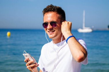 Sahilde müziğin tadını çıkarıyorum.