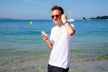 Sahilde müziğin tadını çıkarıyorum.