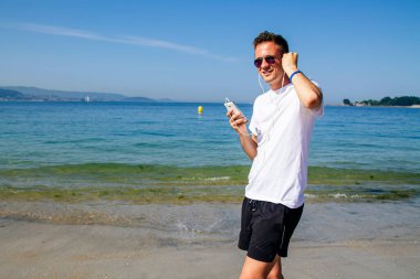 Sahilde müziğin tadını çıkarıyorum.