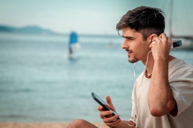 Sahilde müziğin tadını çıkarıyorum.