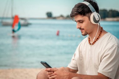 Sahilde müziğin tadını çıkarıyorum.