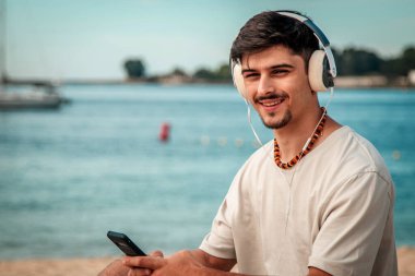 Sahilde müziğin tadını çıkarıyorum.