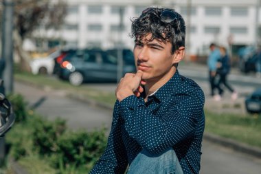 Sokaktaki düşünceli genç adam.