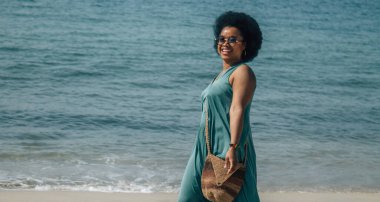 Afro kadın denizin tadını çıkarıyor