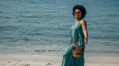 Afro kadın denizin tadını çıkarıyor