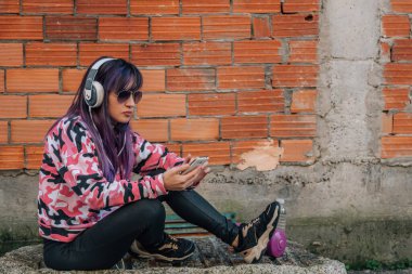 genç kadın egzersiz için müzik seçimi