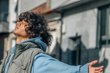 Latin adam güneşin tadını çıkarıyor gözlerini kapıyor ve nefes alıyor.