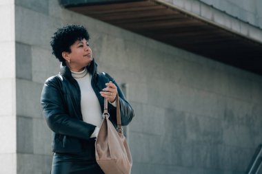 kadın çantasında arıyor