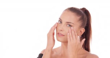 Beyaz arka plan üzerinde poz güzel genç kadın