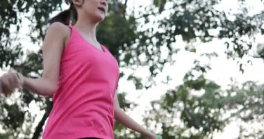 Parkta spor yapan bir kızın görüntüleri.