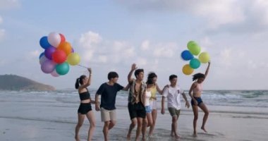 Bir grup arkadaş plajda dinleniyor.