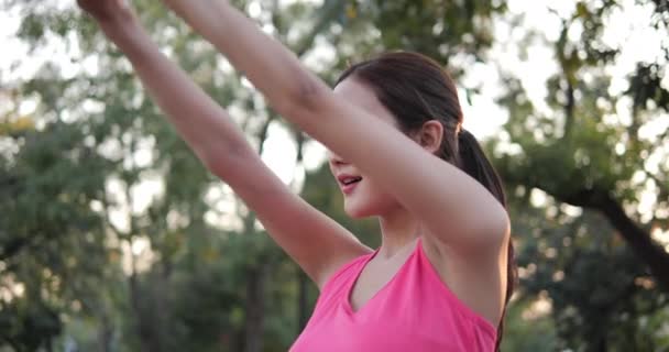 一个女孩在公园里锻炼的镜头 — 图库视频影像