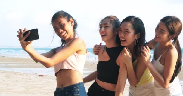 Grupo Amigos Tomando Selfie Praia — Vídeo de Stock