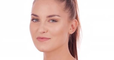 Beyaz arka plan üzerinde poz güzel genç kadın