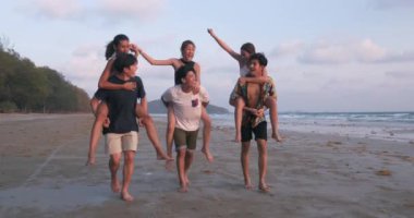 Bir grup arkadaş plajda dinleniyor.