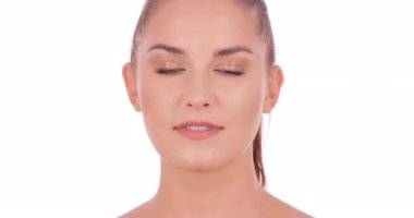 Beyaz arka plan üzerinde poz güzel genç kadın