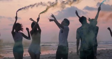 Bir grup arkadaş plajda dinleniyor.