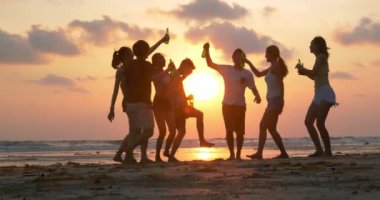 Bir grup arkadaş plajda dinleniyor.