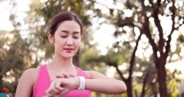 Parkta spor yapan bir kızın görüntüleri.