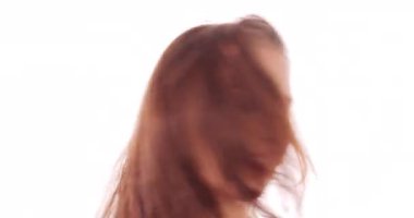 Beyaz arka plan üzerinde dans güzel genç kadın