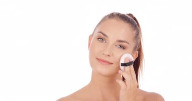 Beyaz arka planda makyajlı güzel bir kadın.