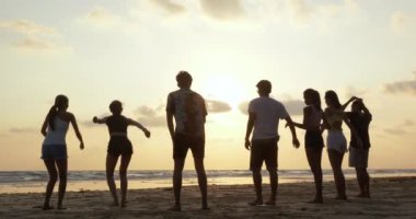 Bir grup arkadaş plajda dinleniyor.