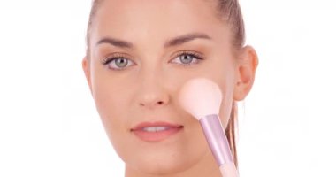 Beyaz arka planda makyaj fırçası olan güzel bir kadın.