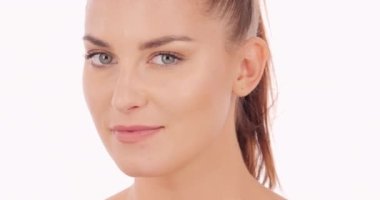 Beyaz arka plan üzerinde poz güzel genç kadın