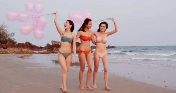 Piękne Azji Młode Dziewczyny Plaży Balonami — Wideo stockowe