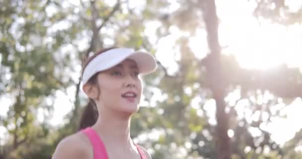 Parkta Spor Yapan Bir Kızın Görüntüleri — Stok video